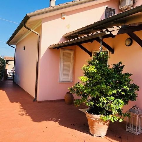 Casa indipendente in residenziale in 
