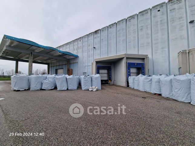 Capannone in commerciale in 