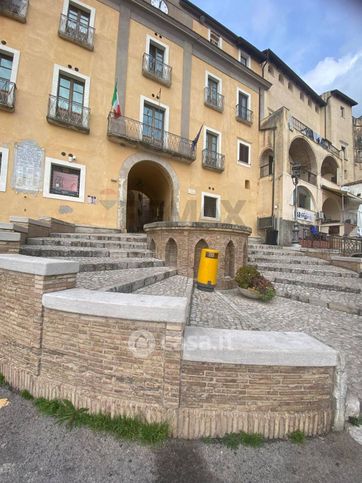 Casa bi/trifamiliare in residenziale in 