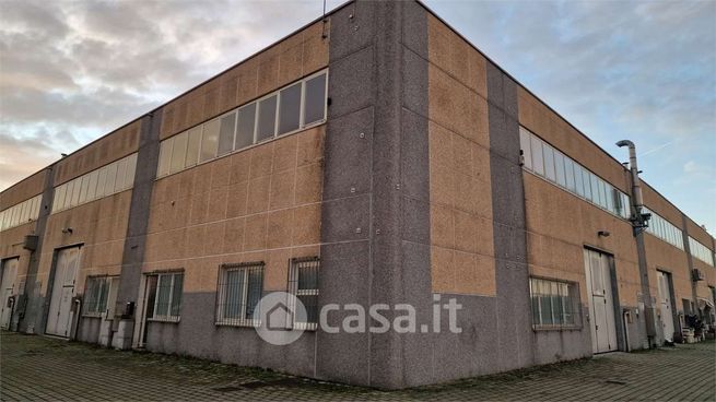 Capannone in commerciale in 