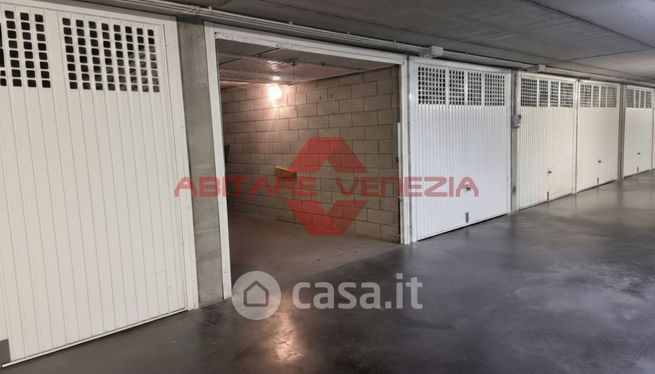 Box/posto auto in residenziale in Via Antonio Loredan
