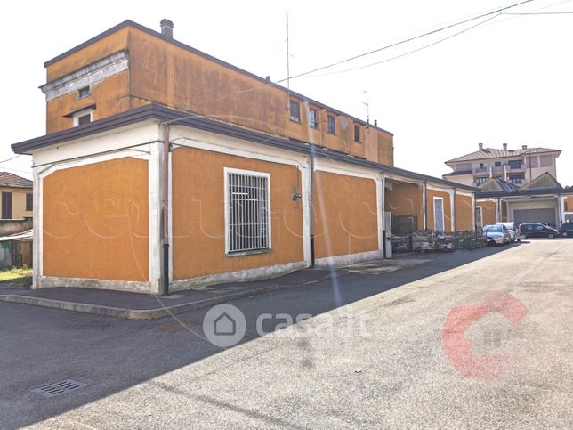 Capannone in commerciale in 