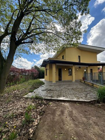 Casa bi/trifamiliare in residenziale in Via Alserio 20