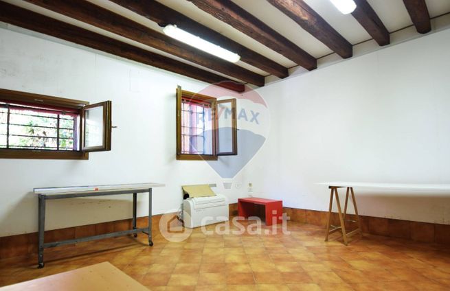 Ufficio in commerciale in 