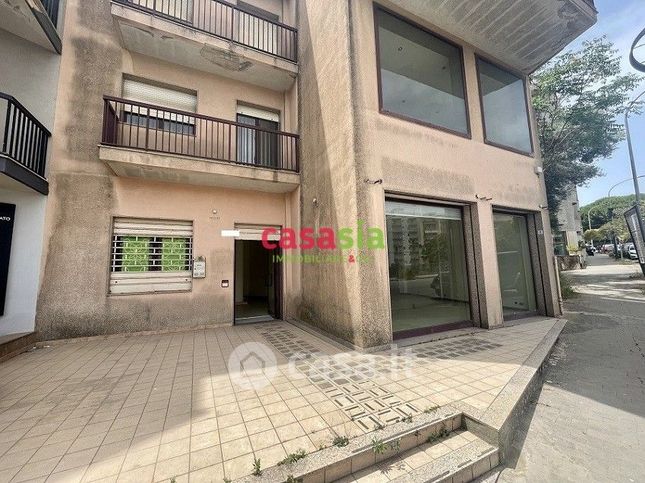 Attività/licenza (con o senza mura) in commerciale in Via Archimede 318