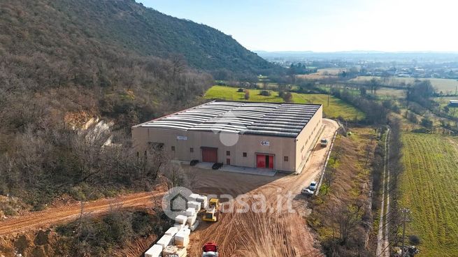 Capannone in commerciale in Via Monte Pule