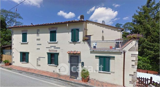 Casa bi/trifamiliare in residenziale in Via Provinciale di Montalbano