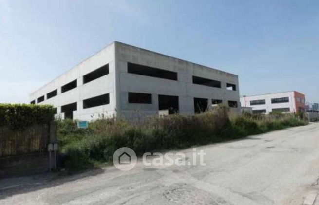 Capannone in commerciale in