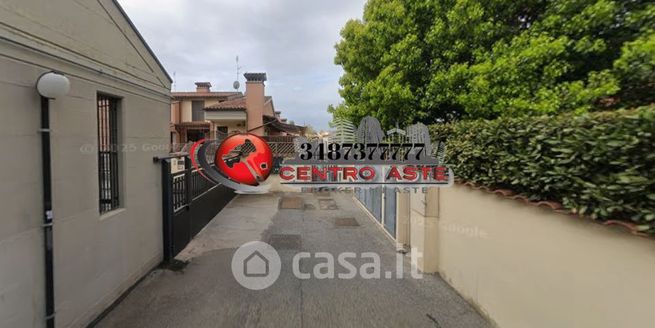 Box/posto auto in residenziale in Via Umberto Giordano