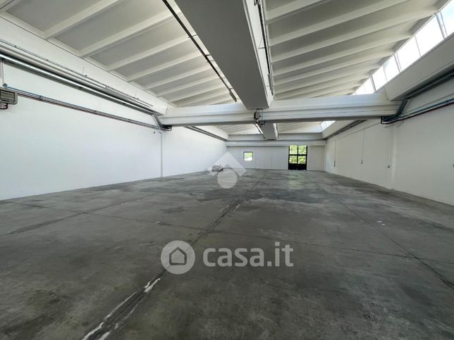 Capannone in commerciale in Via Enrico Mattei 17