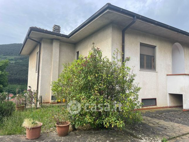 Casa bi/trifamiliare in residenziale in Via Piana