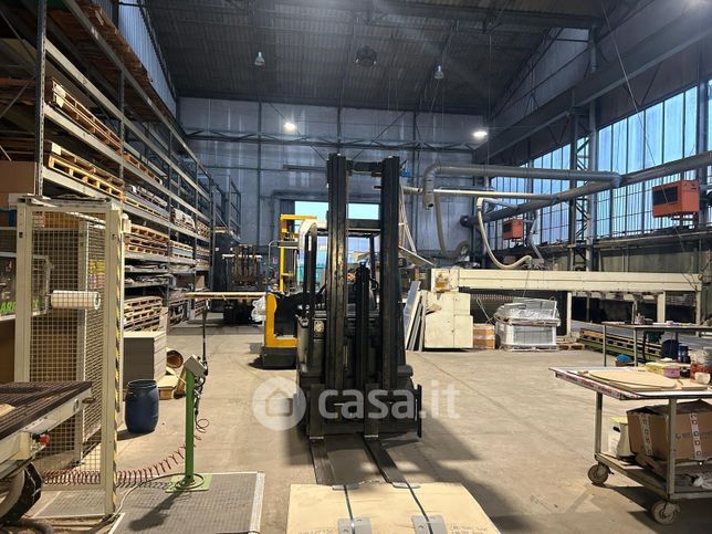 Capannone in commerciale in Via Aquileia