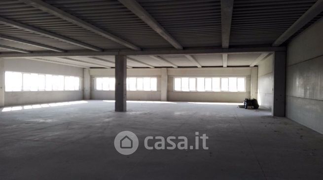 Capannone in commerciale in 