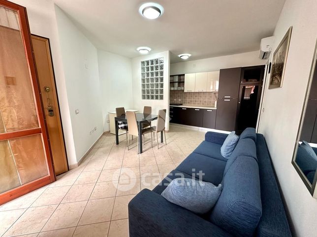Appartamento in residenziale in Via Santi 75