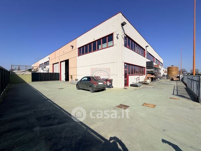 Capannone in commerciale in 