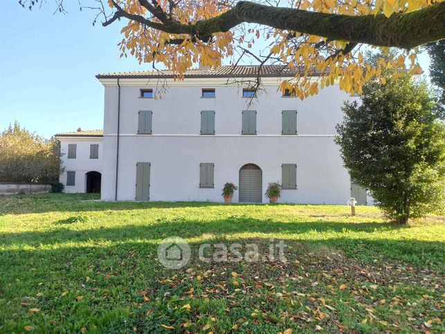 Casa bi/trifamiliare in residenziale in 