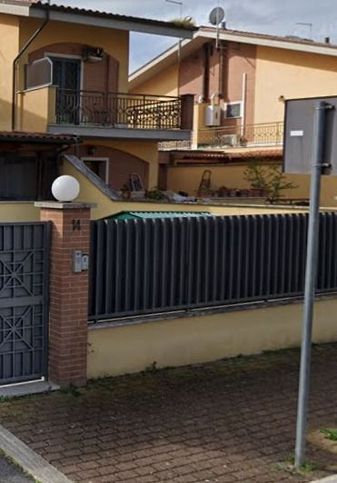 Villetta a schiera in residenziale in Via Luserna 14