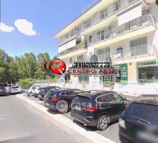 Box/posto auto in residenziale in Viale Ungheria