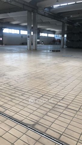 Capannone in commerciale in Via delle Industrie