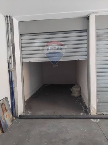 Garage/posto auto in residenziale in Via Martiri di Via Fani 58