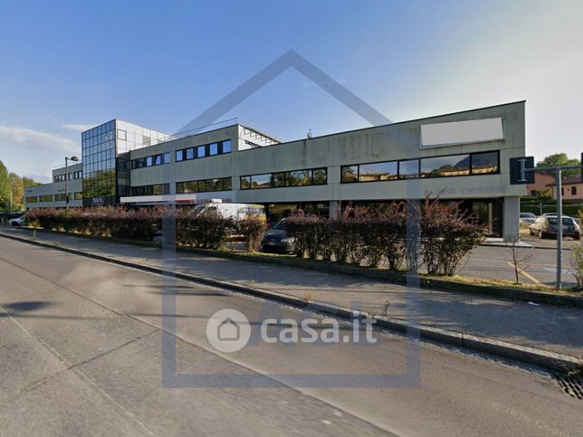 Capannone in commerciale in Via Lecco 22