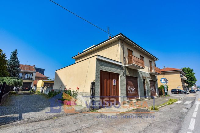 Casa bi/trifamiliare in residenziale in Strada Genova 176