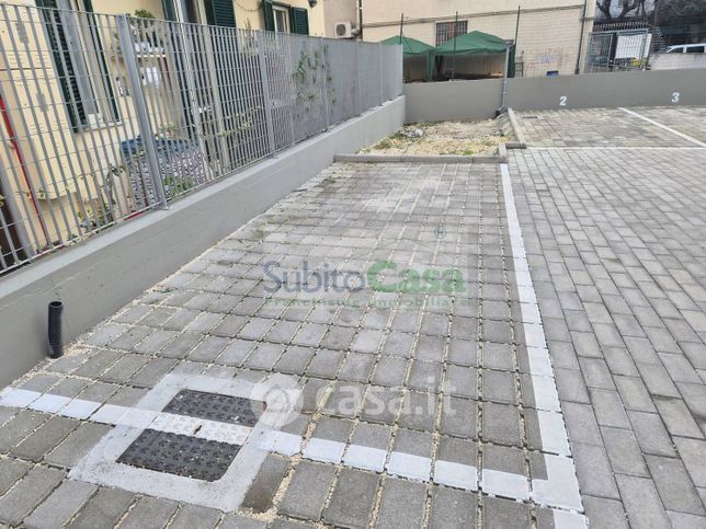 Box/posto auto in residenziale in Via Achille Meneghini 25