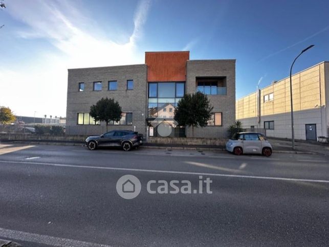 Capannone in commerciale in Via V. Monti 36