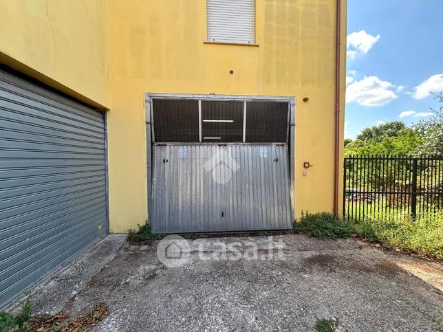 Box/posto auto in residenziale in Via Napoli 4