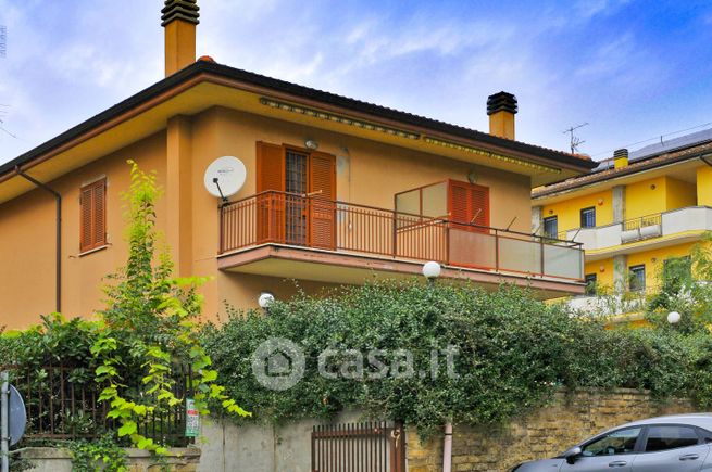 Casa bi/trifamiliare in residenziale in Via Vecchia di Grottaferrata