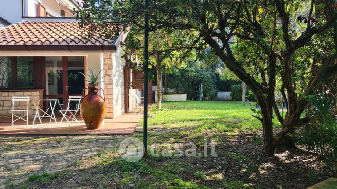 Villa in residenziale in Via Monte zoia 1