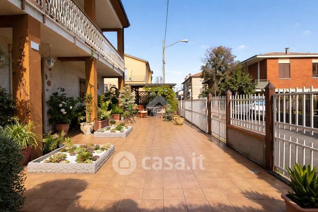 Casa bi/trifamiliare in residenziale in Via Topino 1