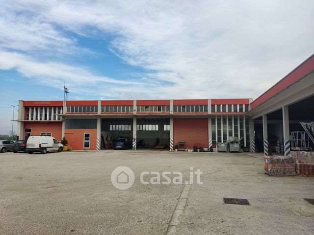 Capannone in commerciale in 