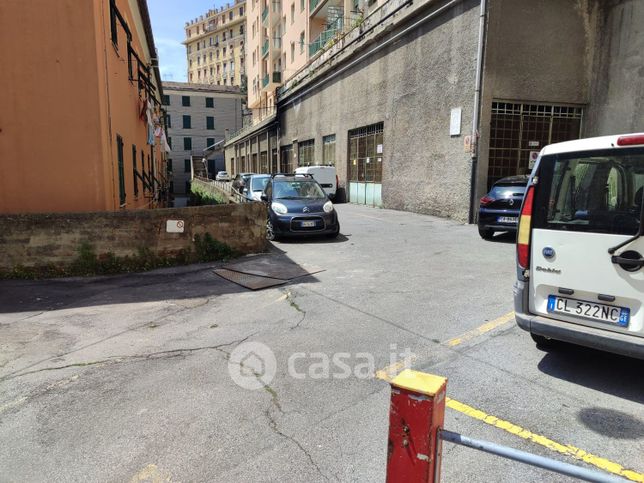 Garage/posto auto in residenziale in Via Adamo Centurione 57