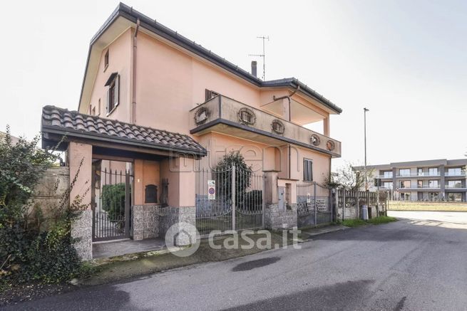 Appartamento in residenziale in Via Lombardia 2