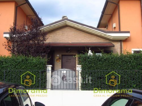 Villa in residenziale in Viale Italia 12