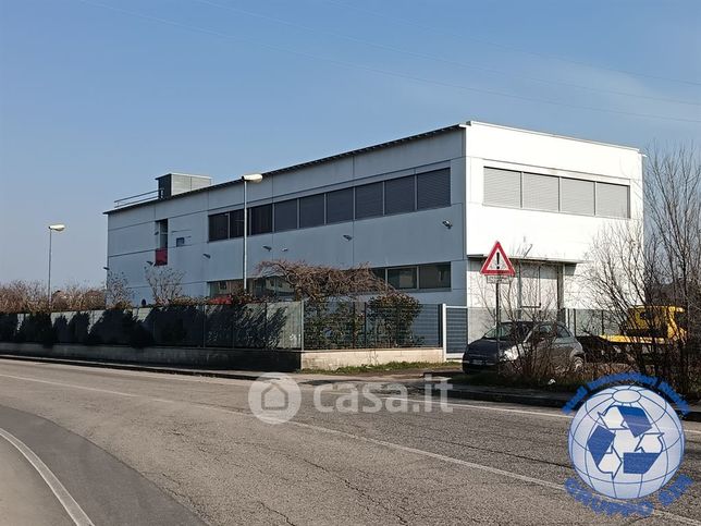 Capannone in commerciale in Via Antonio Melacca 13
