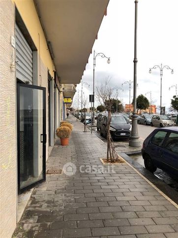 Negozio/locale commerciale in commerciale in Via Leucosia 33