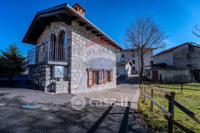 Casa indipendente in residenziale in Via Mezzola