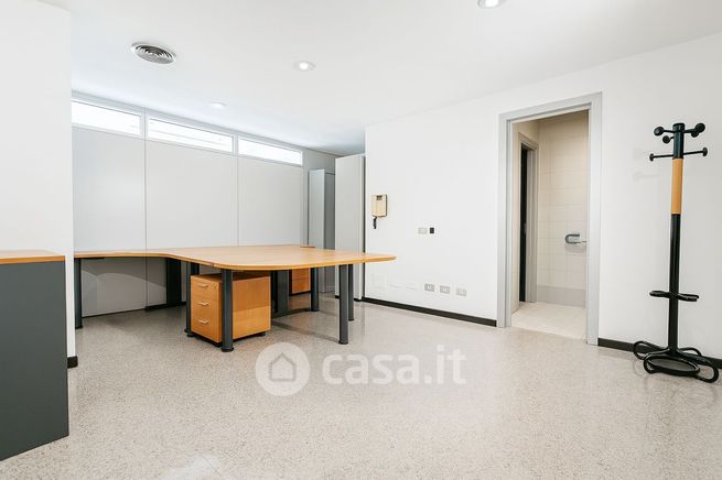 Ufficio in commerciale in Strada Senza Nome 10