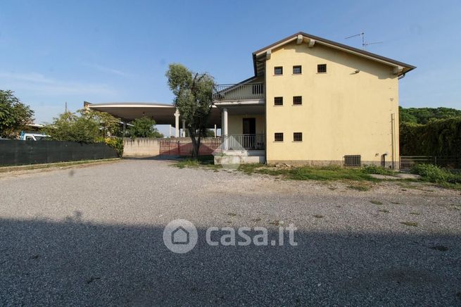 Capannone in commerciale in Via Agostino Novella 1