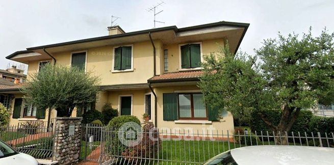Casa bi/trifamiliare in residenziale in Via Olmo 55