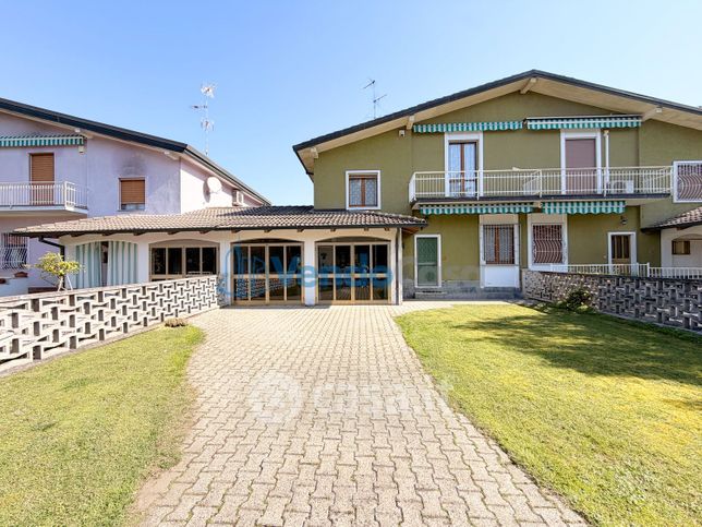 Casa bi/trifamiliare in residenziale in Via F. Petrarca 14