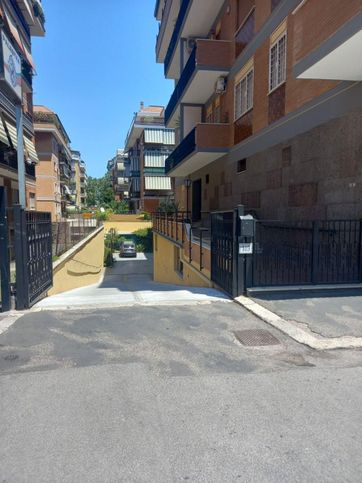 Box/posto auto in residenziale in Via Caio Canuleio 103