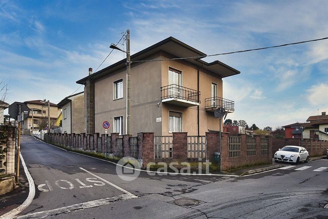 Casa bi/trifamiliare in residenziale in Via Piave 27