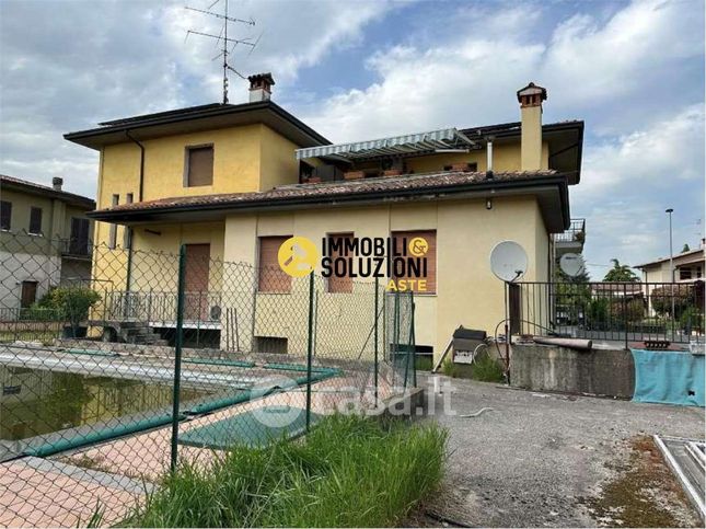 Appartamento in residenziale in Via I. Nievo 18