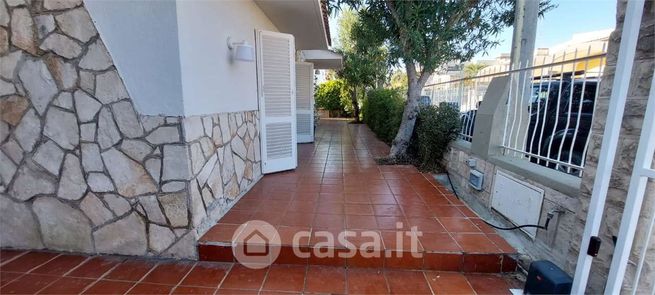 Villa in residenziale in Viale del Pino 25