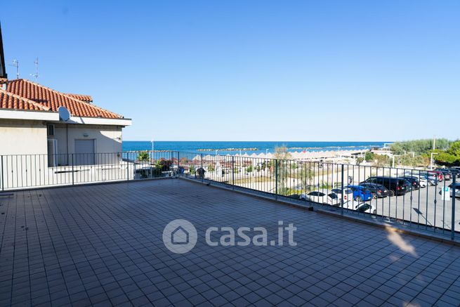 Casa indipendente in residenziale in Viale Nettuno 285