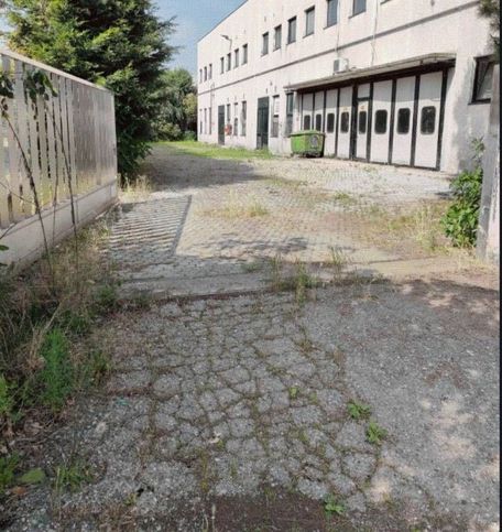 Capannone in commerciale in Via Carlo Cattaneo 25