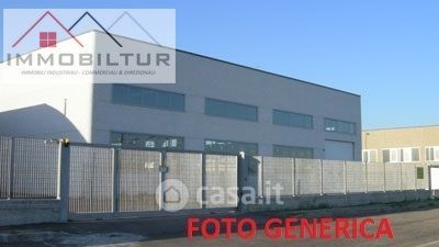 Capannone in commerciale in 